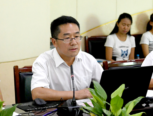 政法学院副院长王小平副教授作辅导报告