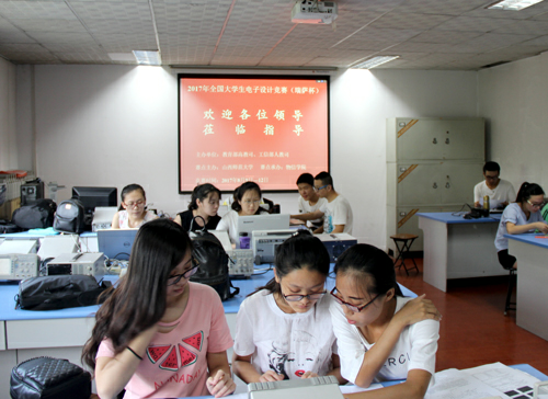 学生在比赛中