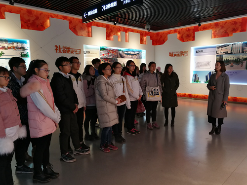 学生干部参观展馆